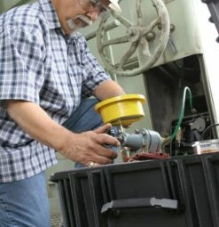 Pelican 1630NF Large Wheeled Transport Case With Empty Interior -travel storage Shop pelican 1630 app worker upclose